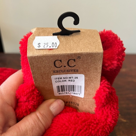 CCExclusives red warm winter mitts - Picture 3 of 3